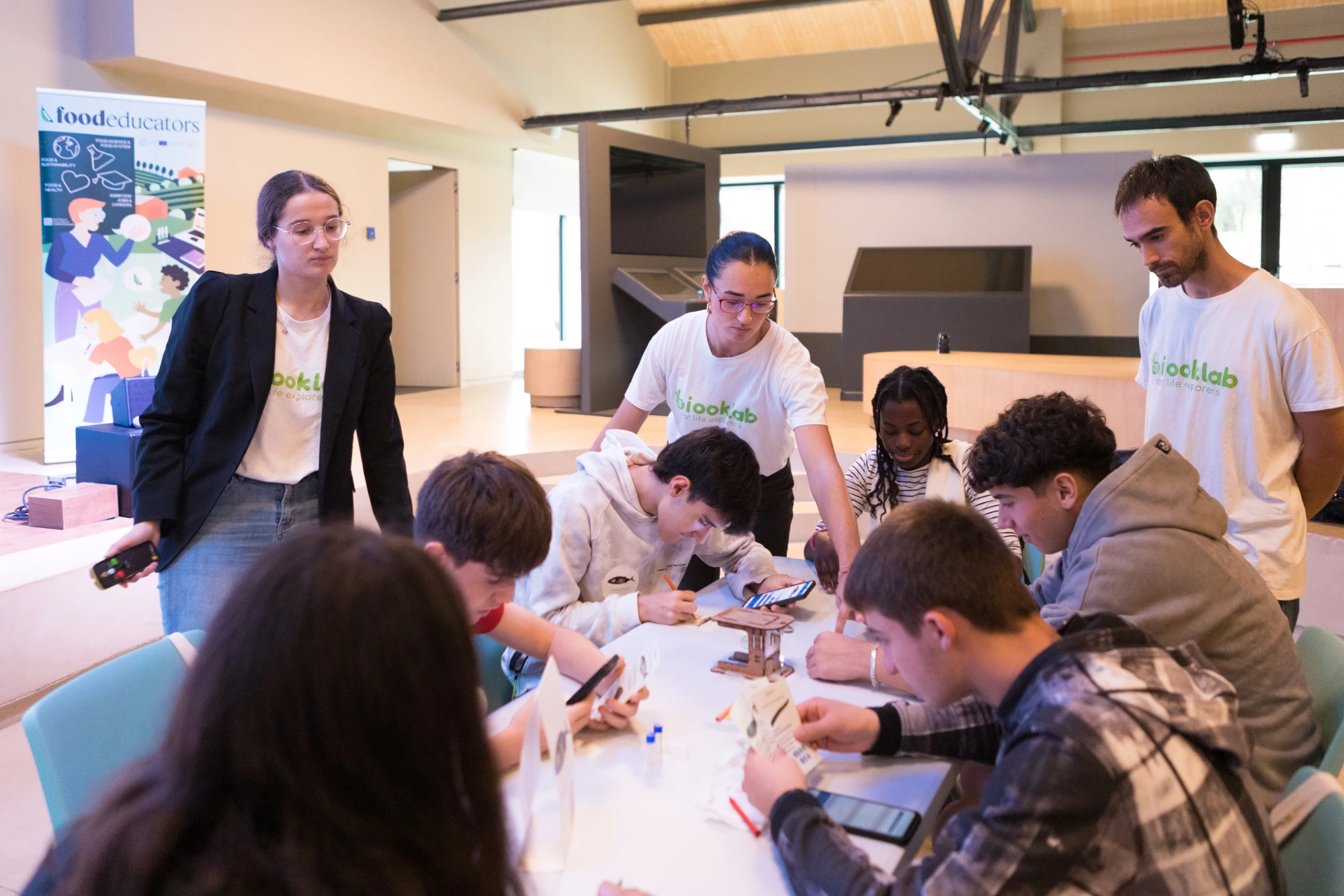 Jóvenes exploran profesiones del mar con AZTI, FoodEducators, y Hub4Food en Urdaibai 